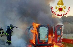 Oniferi, furgone prende fuoco in strada: paura per gli occupanti