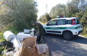 Alghero, abbandona grossi rifiuti per strada: caccia al responsabile