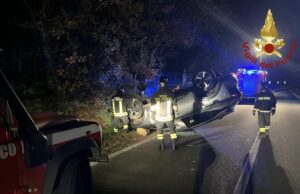 Spaventoso incidente sulla 198: auto sbanda e si ribalta, giovane ferito