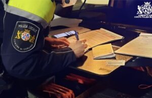 Prende a calci la compagna e a pugni un agente: 41enne denunciato