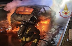 Due auto in fiamme a Cagliari: notte di lavoro per i Vigili del Fuoco