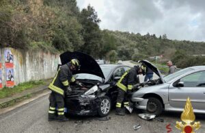 Due auto si scontrano frontalmente a Ossi: tre feriti, una in ospedale