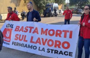 Striscione Cgil all’evento della Meloni: “Basta morti sul lavoro”