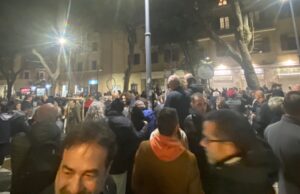 Centinaia di persone a Cagliari fuori dalla sede Todde