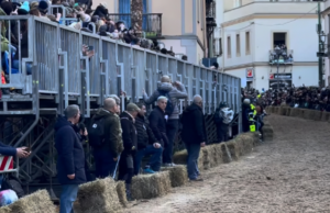 Sartiglia 2024, lite degenera in scazzottata: cacciati due giovani