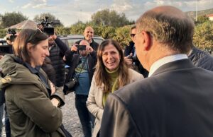 Schlein sgancia la bomba: “Soru è terzo, fa un favore alla destra”