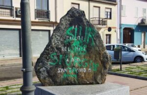 Indignazione a San Gavino: vandalizzato un monumento durante il carnevale