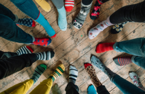 È la Giornata dei calzini spaiati: l’adesione del Comune di Carbonia