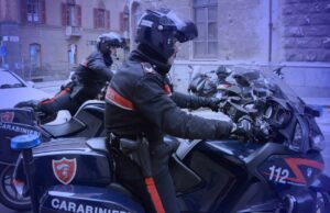 Cagliari, pizzicato mentre rovistava dentro un’auto: 34enne in manette
