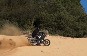 Corse sfrenate sulle dune di Piscinas: rischiano grosso due tedeschi