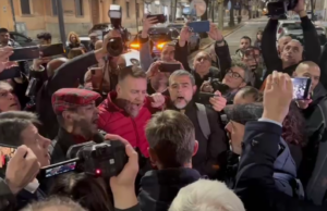 Il Coro di Cagliari festeggia la vittoria di Alessandra Todde