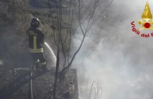 Paura a Baunei per un grosso incendio fuori stagione: minacciate delle case