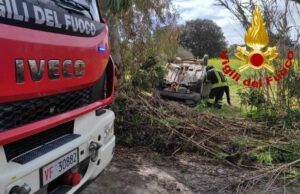 Nuraxinieddu, auto esce di strada e si ribalta violentemente: ferita una donna