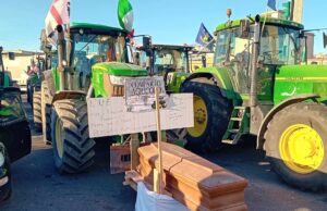 Cagliari, i trattori bloccano via Roma: “Vogliamo incontro con Meloni”