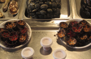 Vendevano ricci illegali: sequestri e sanzioni salate a Cagliari e Quartu