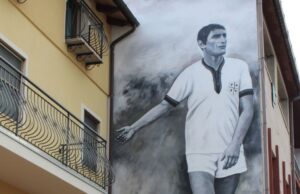 Muravera, spunta murale alto dieci metri dedicato a Gigi Riva