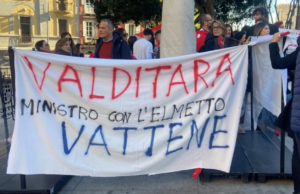 Il ministro dell’Istruzione Valditara contestato a Cagliari: “Vattene”