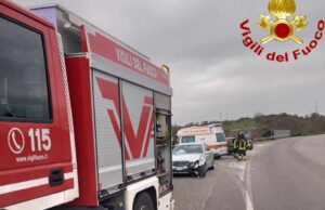 Noragugume, violento scontro tra due auto: due feriti in ospedale