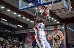 Delirio a Sassari: una bellissima Dinamo supera la Virtus Bologna