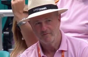 Si fa grattare la schiena durante un match: ironie social su Binaghi