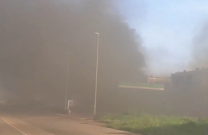 Paura a San Gavino, struttura va a fuoco: il fumo invade il paese