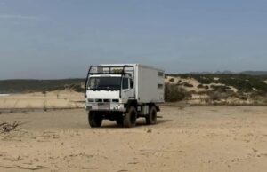 Cafoni tra le dune di Piscinas: parcheggiano il camper in spiaggia