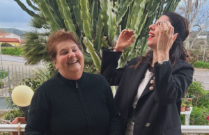 Promessa mantenuta: Geppi Cucciari visita il seggio di Biancareddu