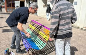 Quartu, ecco cinque nuove panchine con i colori dell’arcobaleno