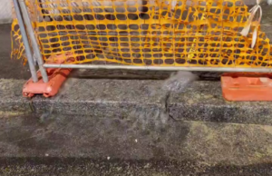 Cagliari, copiosa perdita d’acqua in via Tigellio: “Non interviene nessuno” | Video