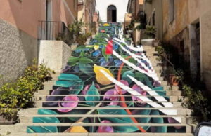 Arzachena, nuova strepitosa installazione nella scalinata di Santa Lucia