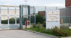 Violenza a Bancali, tenta di inalare il gas aggredendo poliziotti che volevano fermarlo