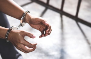 Rissa furibonda nel carcere di Bancali: feriti due agenti