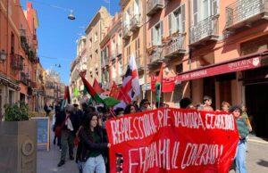 Studenti in piazza a Cagliari: “No all’alternanza scuola-lavoro, ci sfruttano”