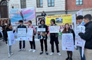 Cagliari, folla in piazza Garibaldi per l’incontro con Roberto Salis