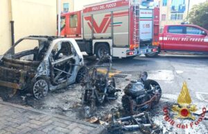 Cagliari, due scooter e un’auto a fuoco in via Ardenne
