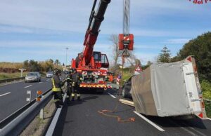 Incidente sul raccordo tra 554 e 131: fuoristrada ribaltato e traffico in tilt