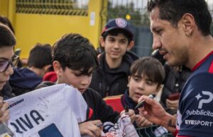 Cagliari, l’abbraccio dei tifosi ad Assemini | E si rivede in gruppo Shomurodov