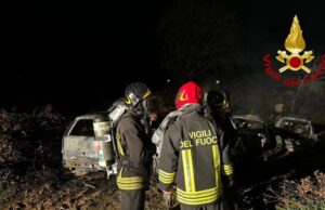 Lodine, bruciano sei auto in un centro demolizioni: matrice dolosa