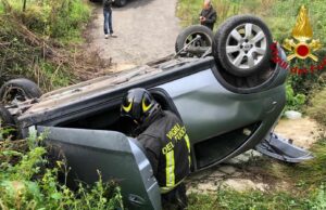 Brutto incidente a Oliena, auto si ribalta e finisce in un torrente