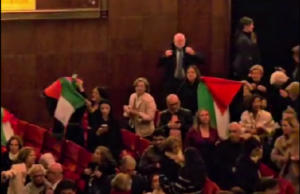 Protesta al Lirico di Cagliari, il pubblico grida: “Palestina libera”