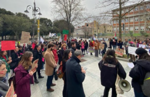 Processo Grillo, protesta fuori dal tribunale: “Siamo tutte parti lese”