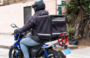 Consegna il cibo e poi palpeggia la cliente: arrestato rider a Sassari