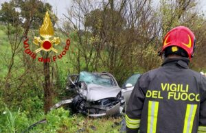 Scontro frontale a Bolotana: due feriti, strada chiusa al traffico