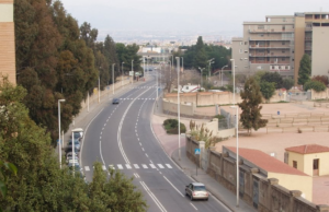 Cagliari, scontro tra auto e scooter in via Cadello: ferito il centauro