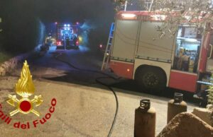 Baia Sardinia, tremendo incendio: a fuoco un chiosco in riva al mare