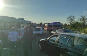 Violento scontro tra auto sulla 130: traffico in tilt, diversi feriti