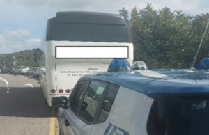 Studenti in gita, polizia ferma il bus: era senza assicurazione