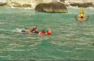 Cadono in acqua da un gommone: due ragazze salvate a Cala Fighera