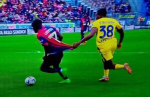 Trattenuta su Luvumbo, Caressa non ha dubbi: “È fallo. Punto!”