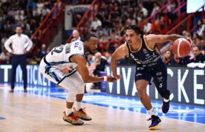 La Dinamo si spegne nel secondo tempo: Napoli vince 88-79